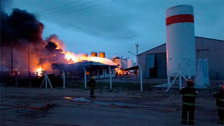 ESTA MADRUGADA EXPLOTÓ UNA REFINERÍA EN EL SUR DEL PAÍS Y HAY AL MENOS TRES MUERTOS