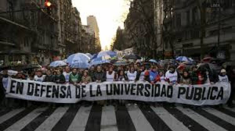 HOY SE VENCE EL PLAZO PARA QUE EL GOBIERNO ACTUALICE SALARIOS Y BECAS
